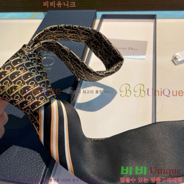 # ̷ Ÿ DOI5892-4